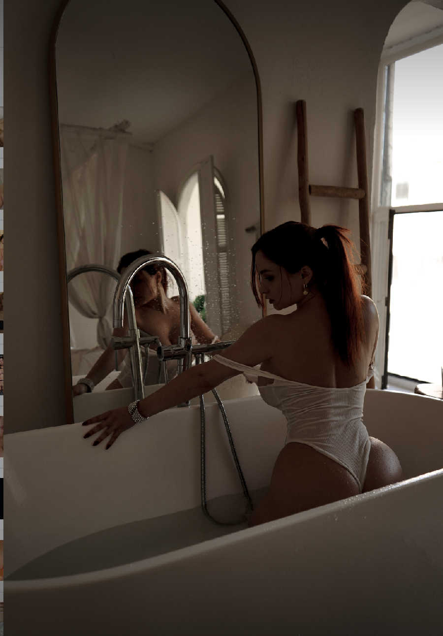 A playful frame from Miranda Faith nude — online in Ozascu