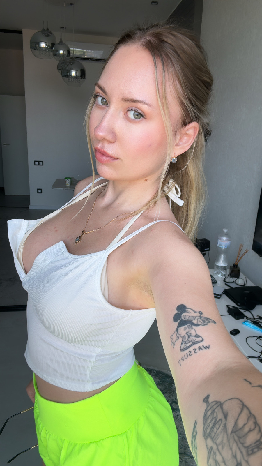 KateV in her underwear in Ozascu