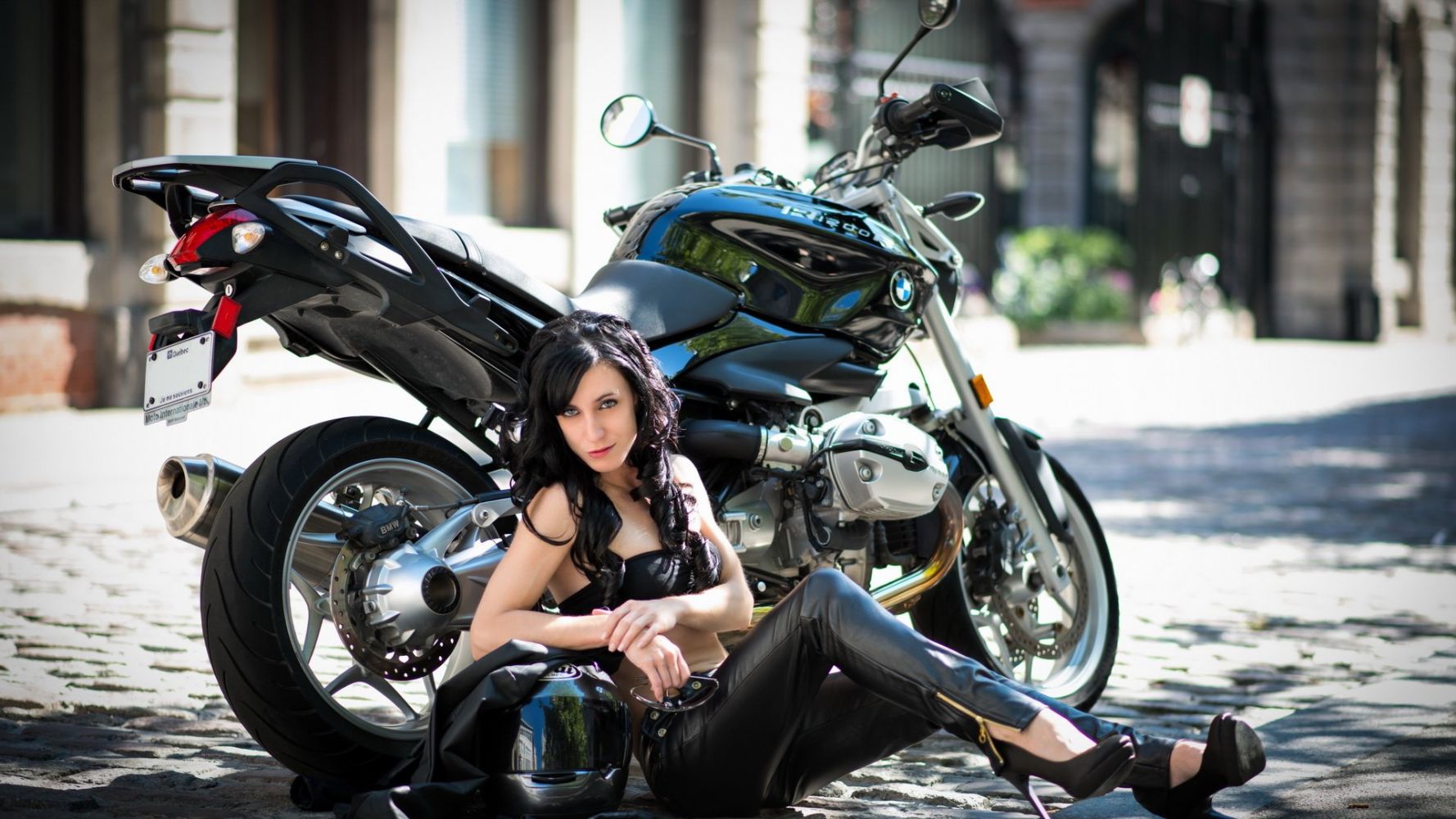 European women on bikes in Ozascu