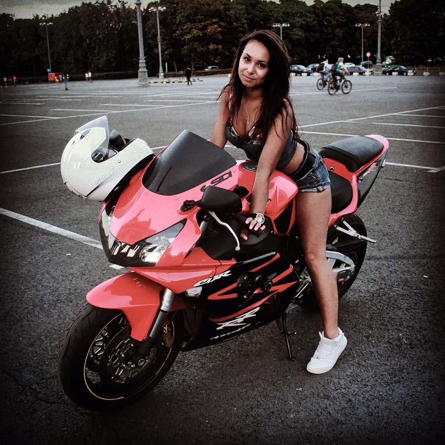 Brunettes on a motorcycle in Ozascu