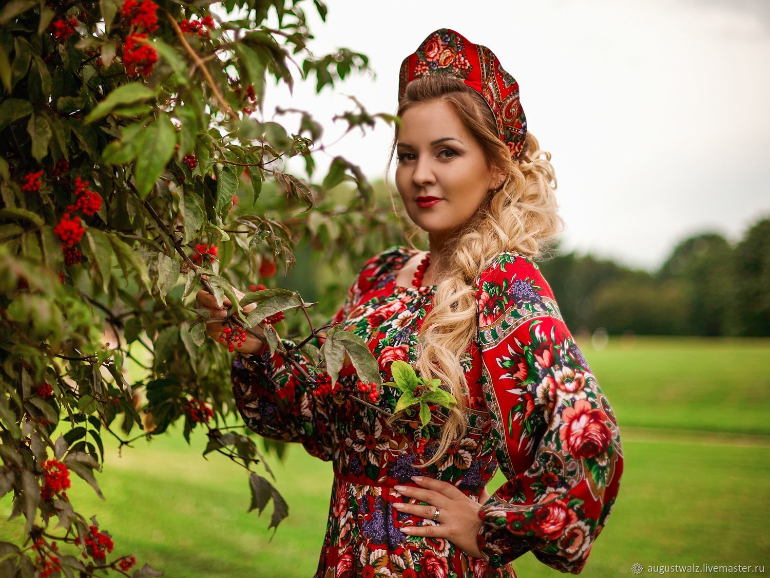 Women in Slavic costumes in Ozascu