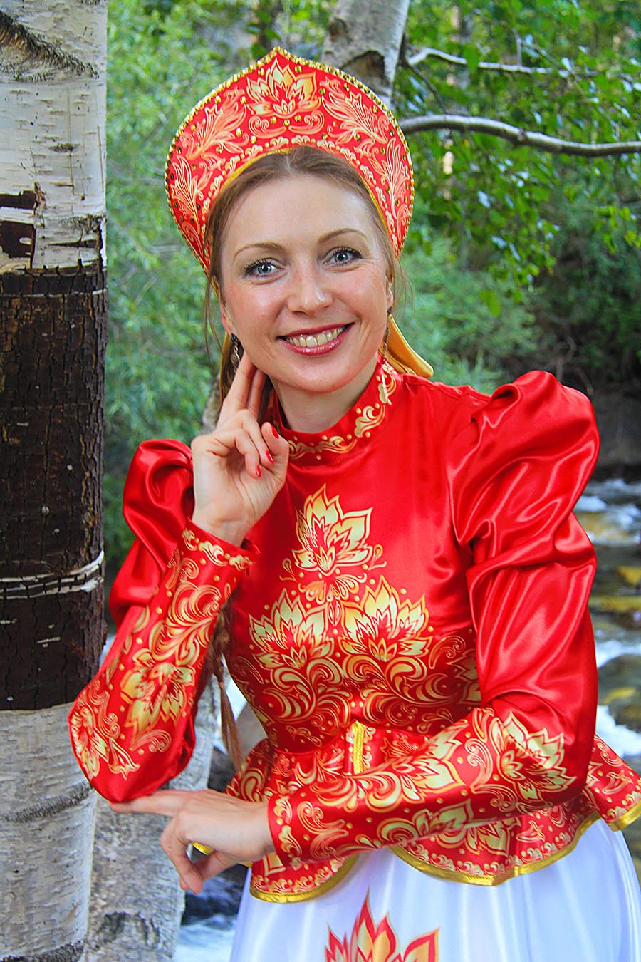 Women in Slavic costumes in Ozascu