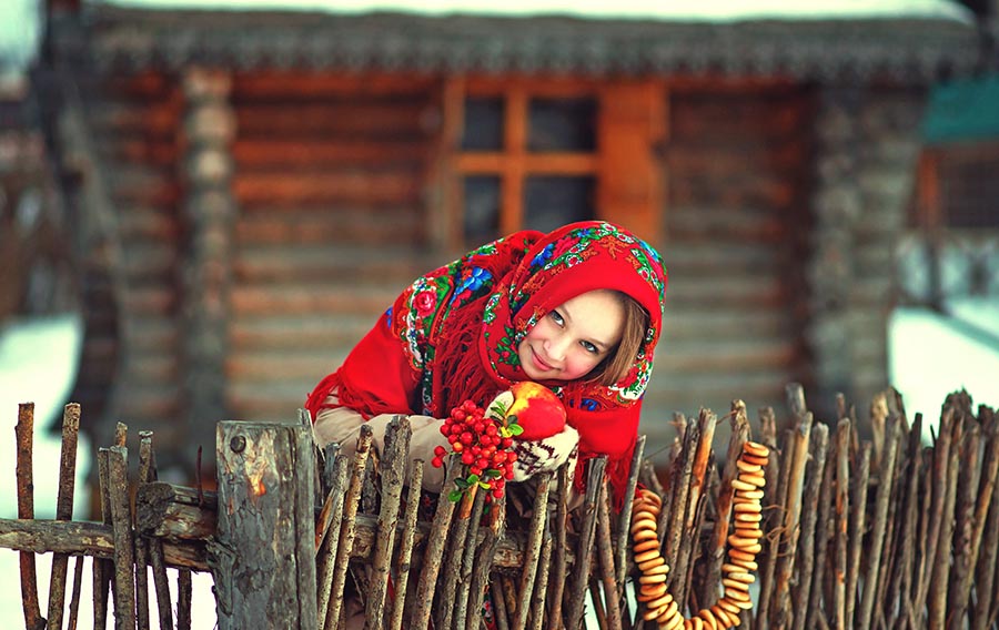 Sexy girl Women in Slavic costumes in Ozascu