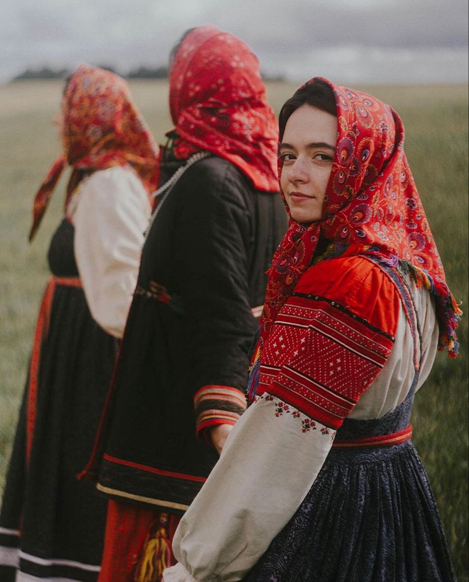 Women in Slavic costumes in Ozascu