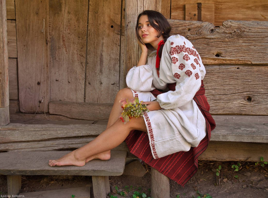 Women in Slavic costumes in Ozascu