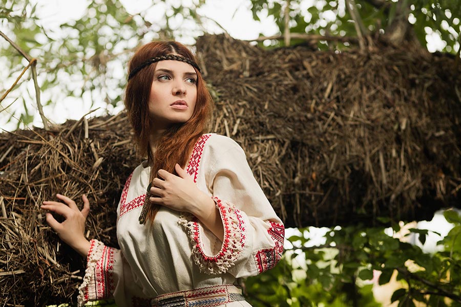 Women in Slavic costumes in Ozascu