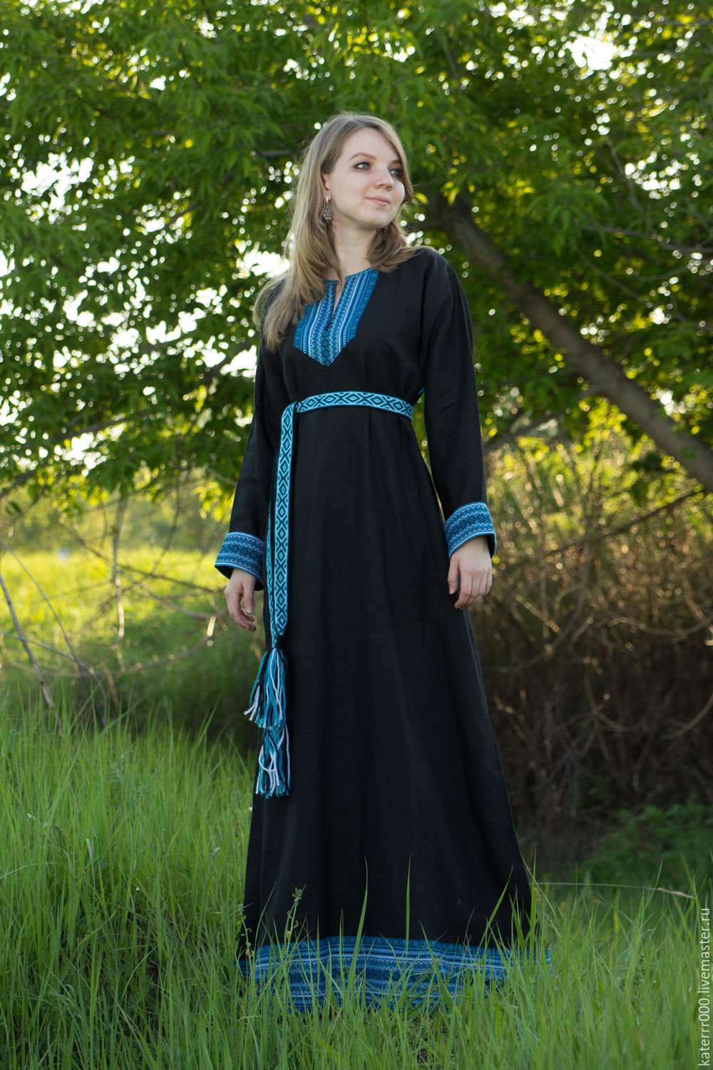 Women in Slavic costumes in Ozascu