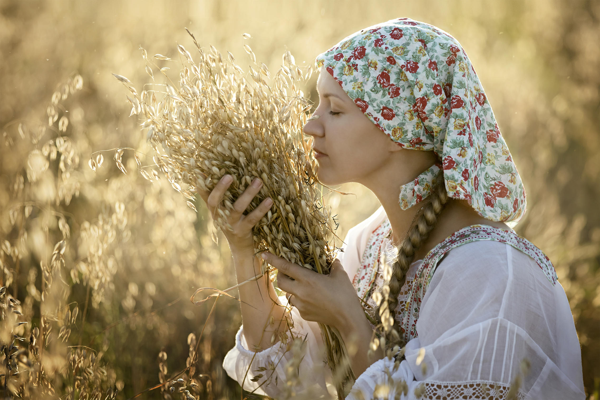 Photo Women in Slavic costumes in Ozascu