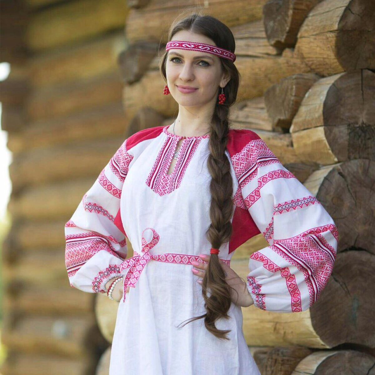 Girls in Slavic costumes brings the glow — live moments in Ozascu