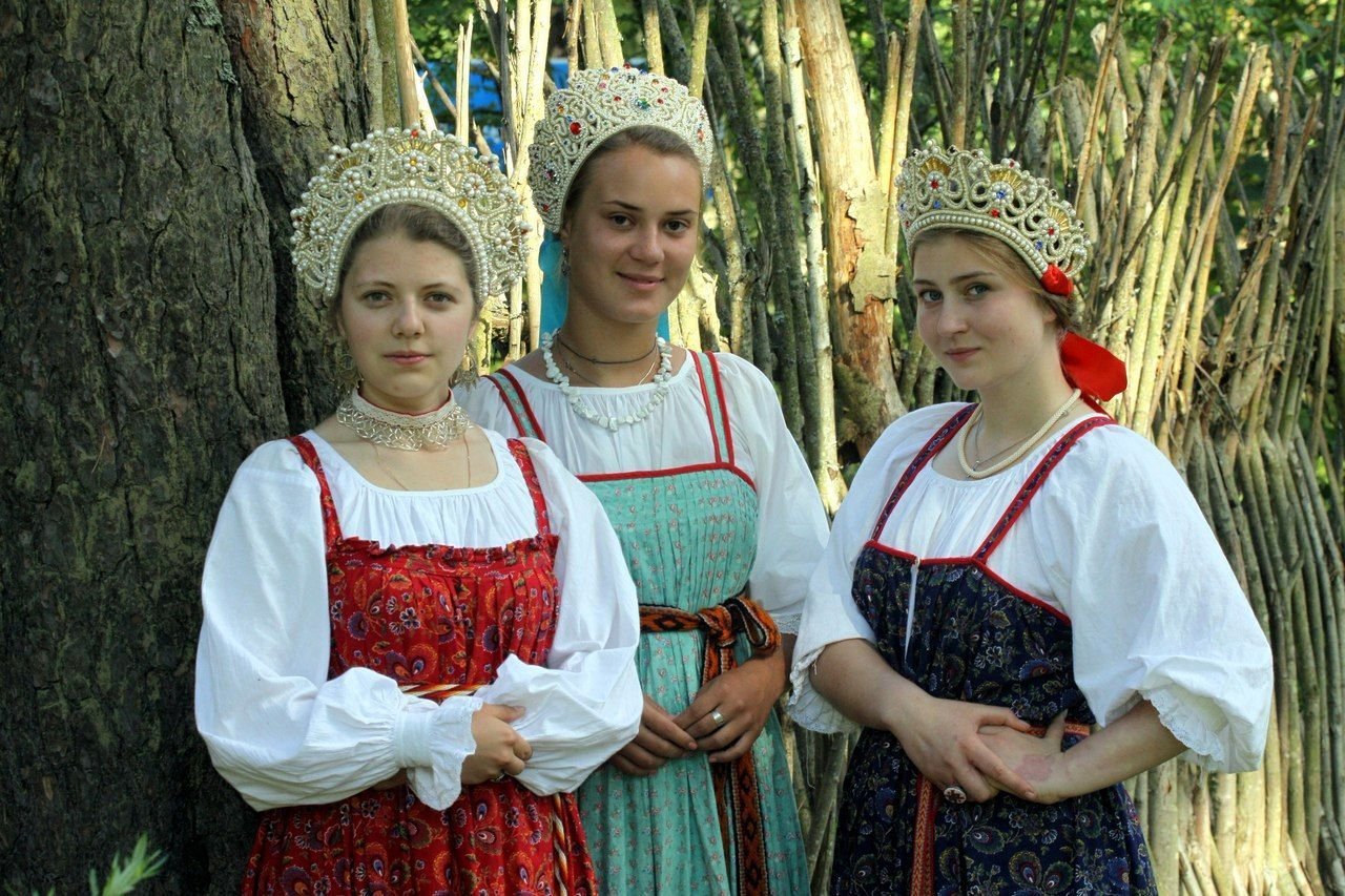 Sexy model Girls in Slavic costumes in Ozascu