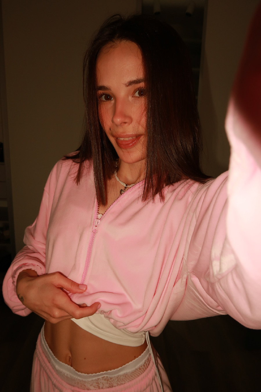 Tina brings the glow — live moments in Ozascu